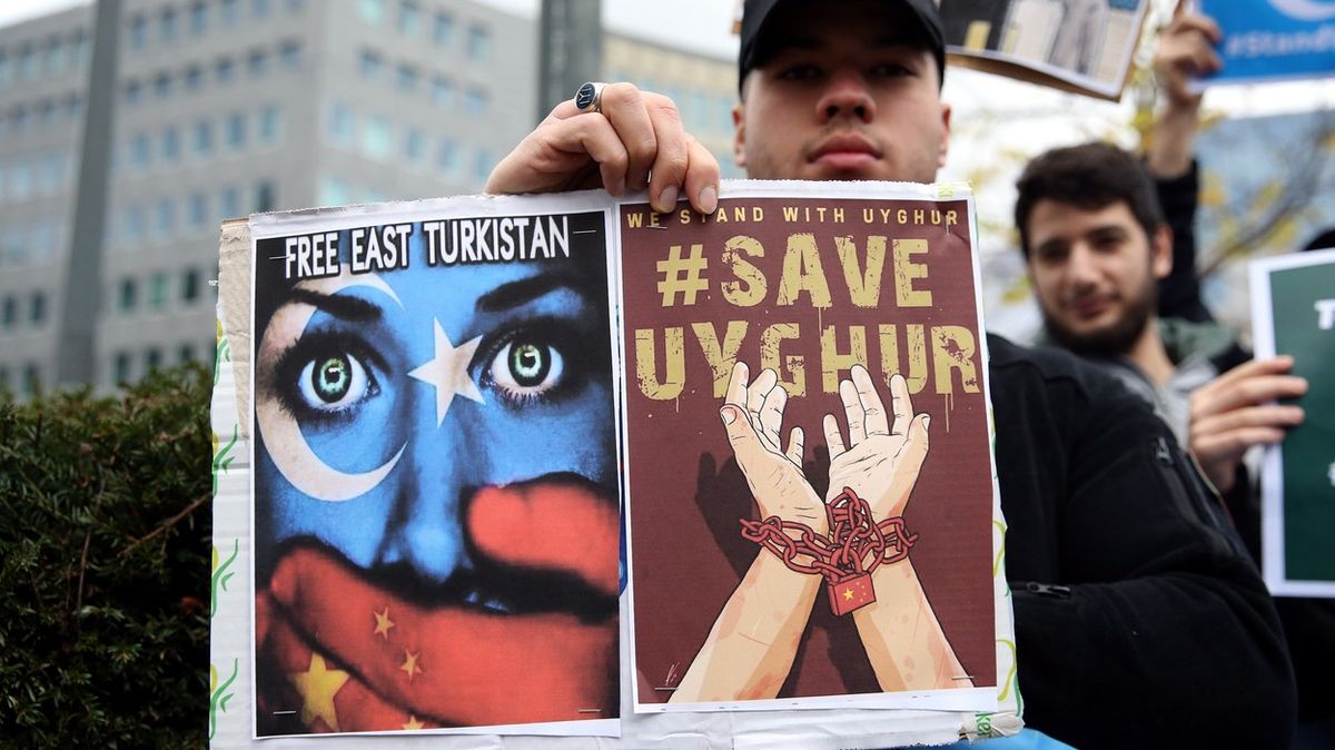 Propusťte naše maminky! Ujgurové na Den matek vyslali zprávu Pekingu